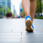 découvrez notre guide essentiel pour choisir les chaussures parfaites qui allient confort et style lors de vos balades urbaines. conseils pratiques adaptés à la marche féminine.